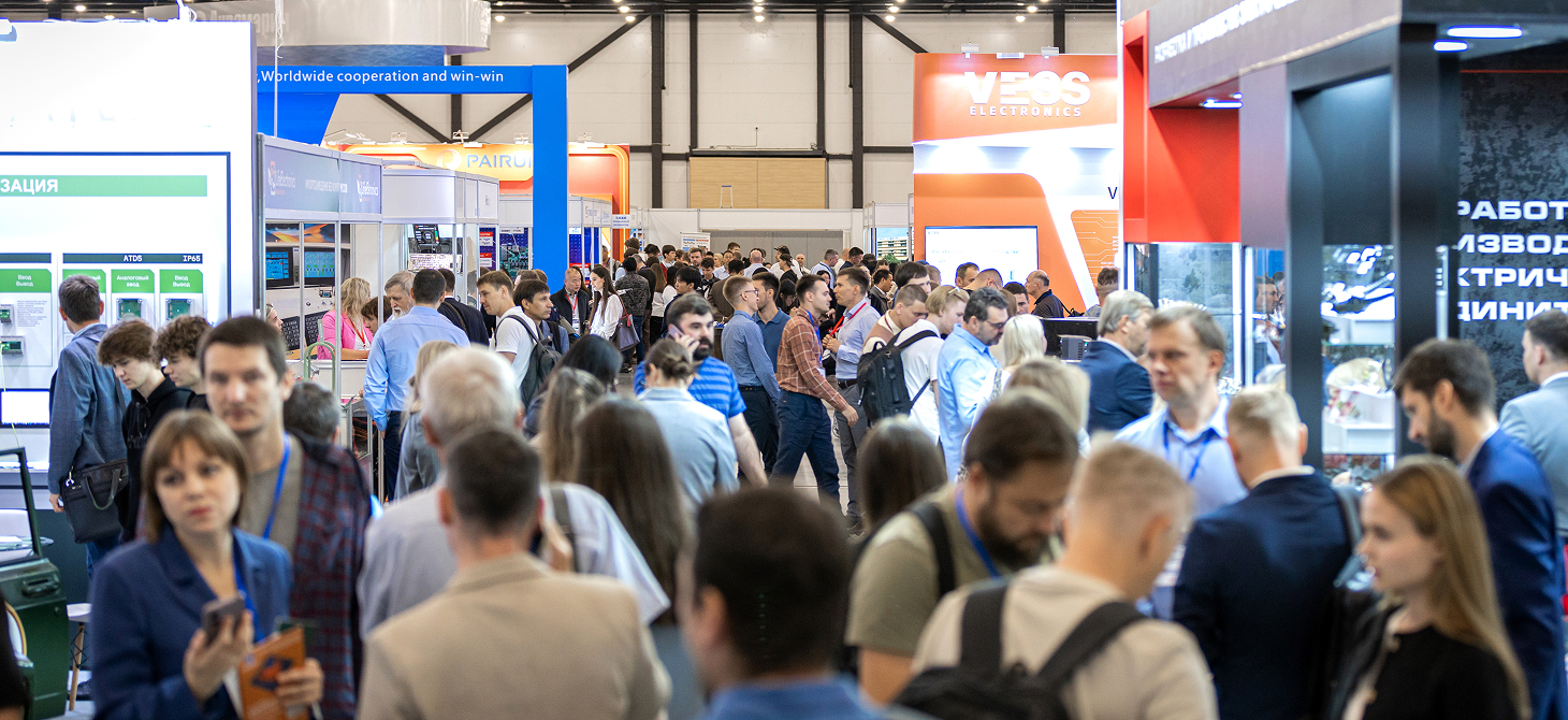 Фотография с выставки РАДЭЛ 2025, посетители у стендов